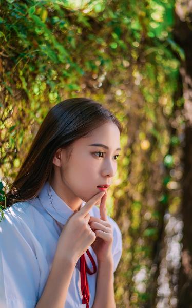 被八个男人扒开腿灌了牛奶