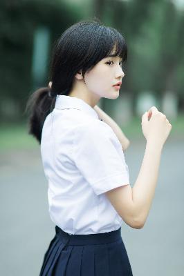 双乳被四个男人吃奶