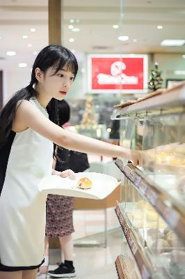 为啥女的舒服了要摸自己的胸