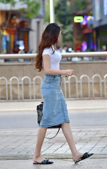 女人荫蒂被添全过程频