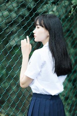 双乳被四个男人吃奶