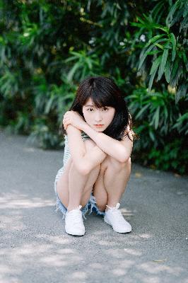 他揉捏她两乳不停呻吟动态图