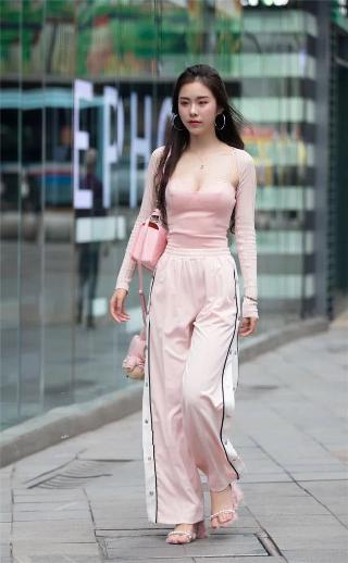王局长把乳罩解开吃胸的动态图