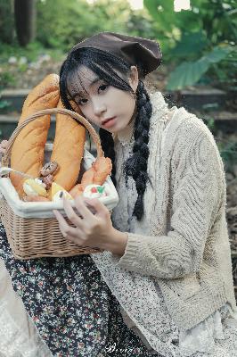 他揉捏她两乳不停呻吟动态图