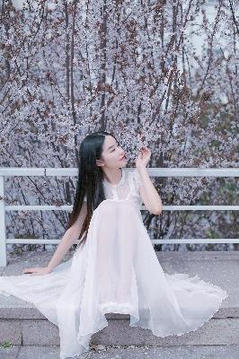 局长边摸边吃奶边做爰