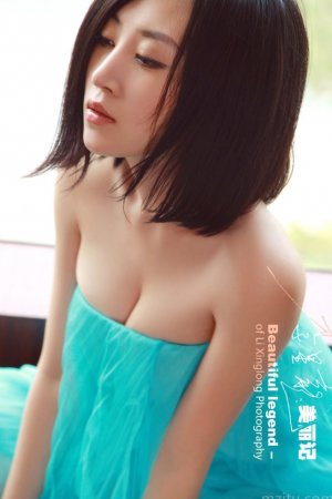 强摸秘书人妻大乳BD
