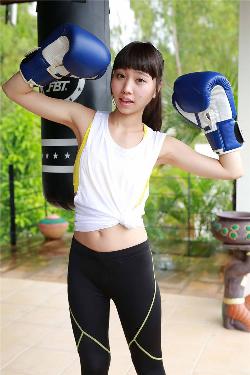 他揉捏她两乳不停呻吟动态图